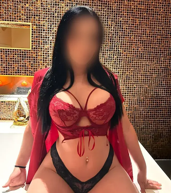 Lana joven masajista erótica catalana en Barcelona